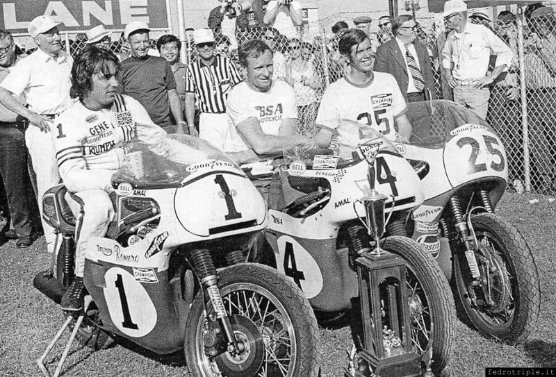 Il podio della 200 Miglia di Daytona del 1971: 1° Dick Mann (BSA Rocket 3) al centro, 2° Gene Romero (Triumph Trident) a sinistra e