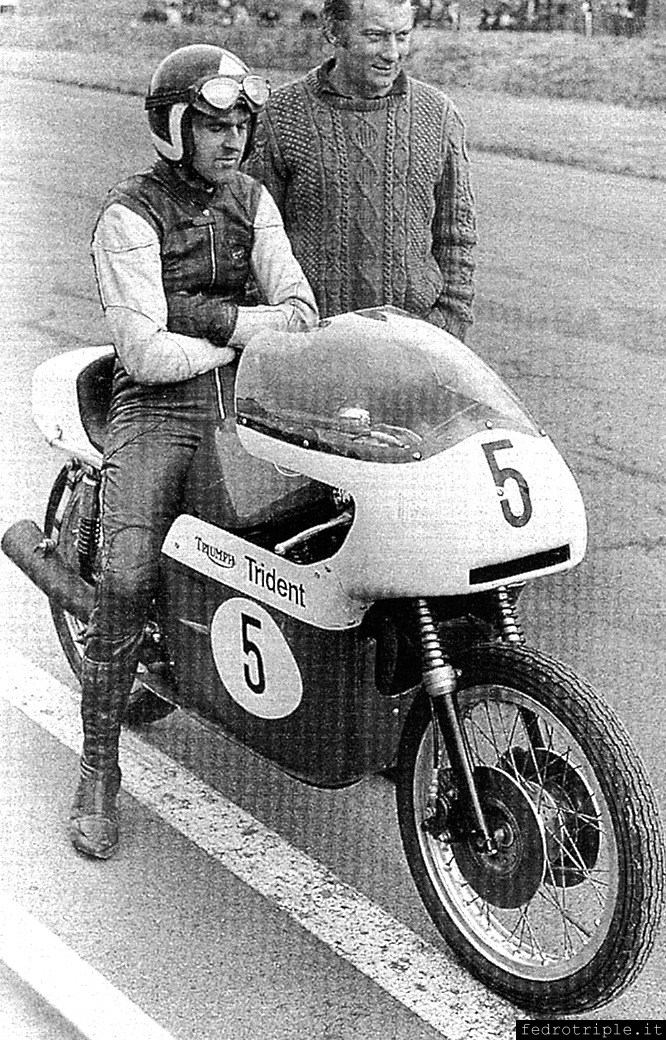 Mallory Park - Percy Tait, assieme al meccanico Fred Swift, il 14 marzo del 1971 in sella ad una Trident versione Formula 750