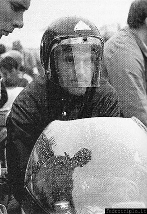 1971 - Ray Pickrell in azione con la Trident vincitrice. A dx sotto la pioggia
