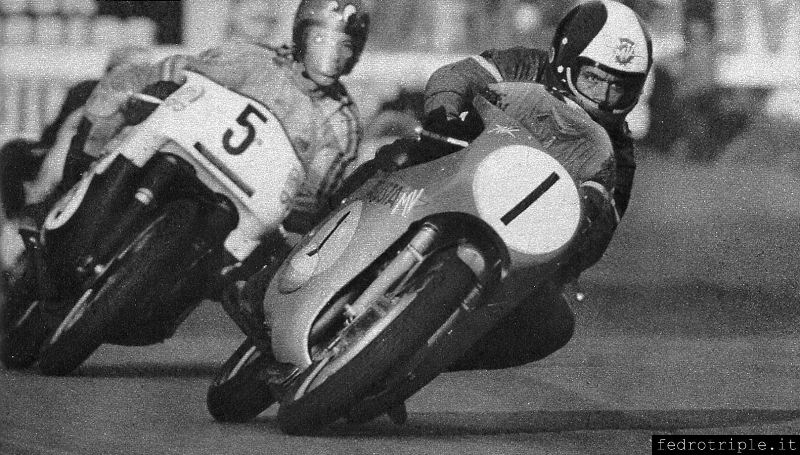 1971 - Mallory Park - John Cooper insegue a ruota il duo Giacomo Agostini - MVAgusta
