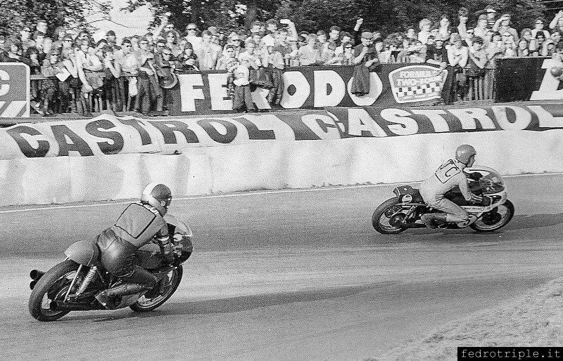 1971 - Mallory Park - John Cooper ha superato Giacomo Agostini e si avvia alla vittoria!