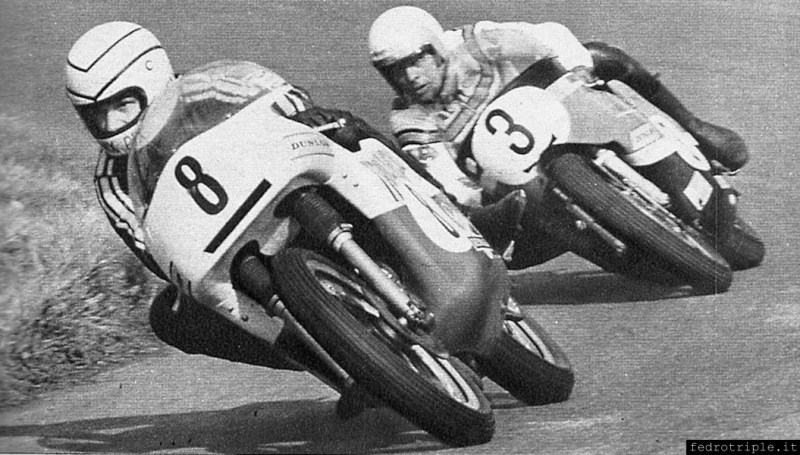 1971 - Mallory Park - I due protagonisti Pickrell e Rayborn affrontano una curva a destra... senza cordolo.