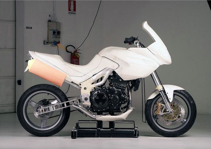 2004 Triumph Tiger 1050 Modello in Clay