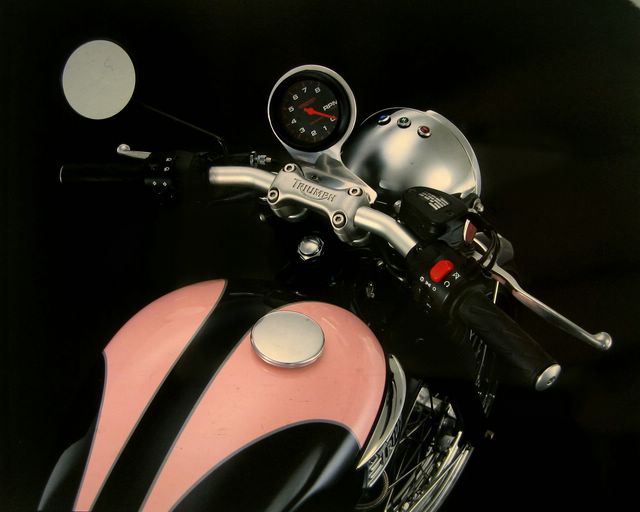 Triumph Bonneville Cafè Racer Nera Rosa Carlo Talamo