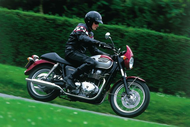 2000 Triumph Bonneville 790 first images