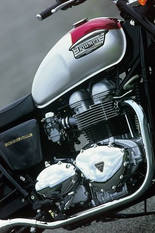 2000 Triumph Bonneville 790 first images