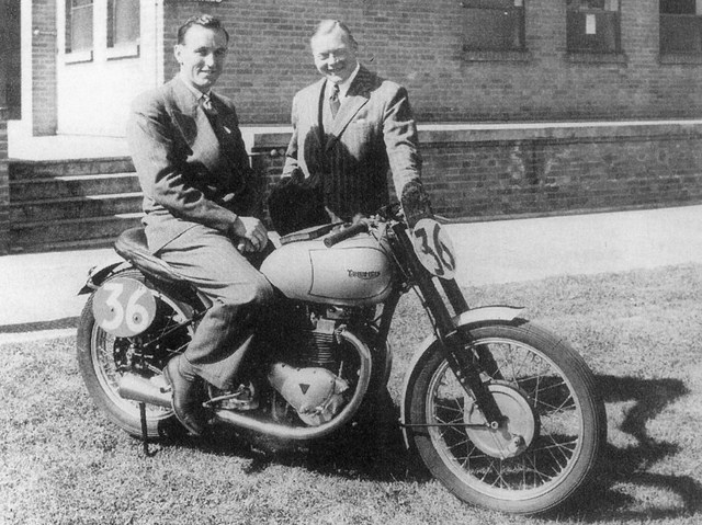 1949 - Edward Turner consegna la GP a Sid Jensen a Meriden