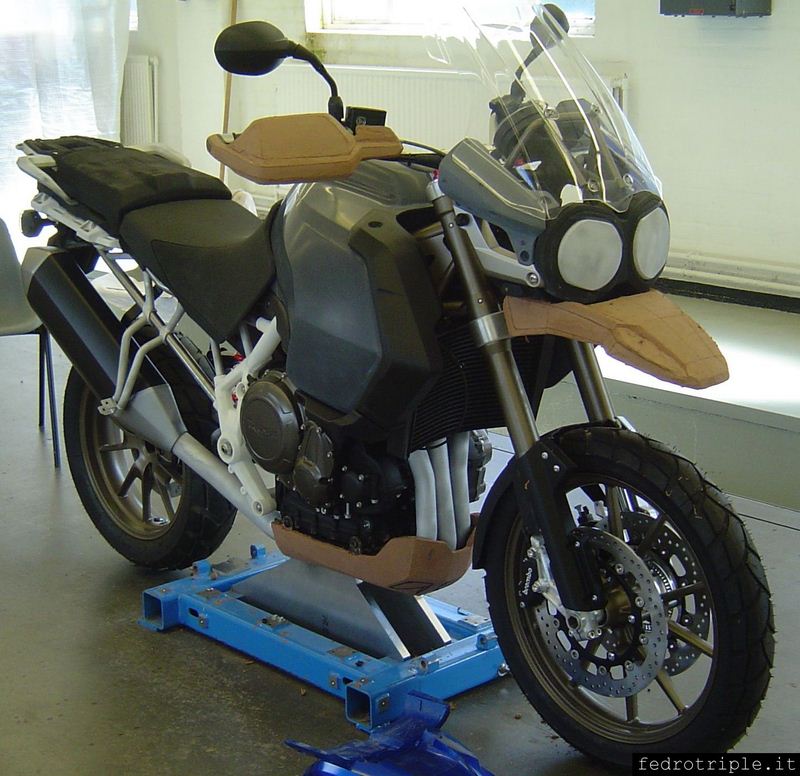 2008 Maggio Triumph Explorer modello scala 1:1