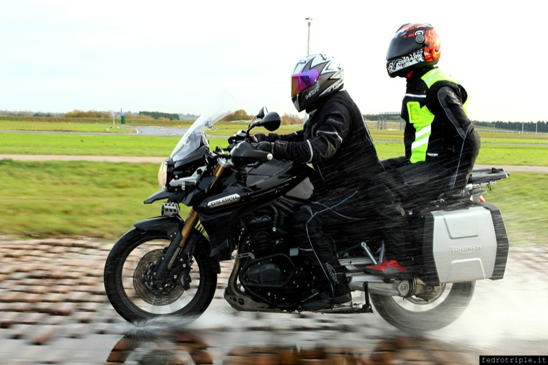 2011-11-23 Triumph Explorer 1200 Test Mira Pave