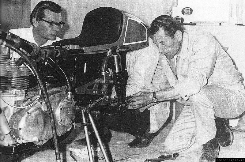 1971: il progettista Dough Hele segue i lavori sulla Trident di Gene Romero