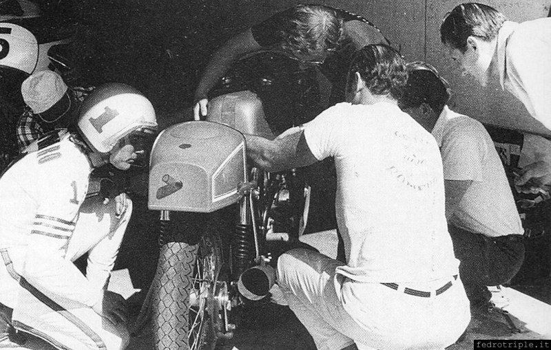1971: il progettista Dough Hele segue i lavori sulla Trident di Gene Romero