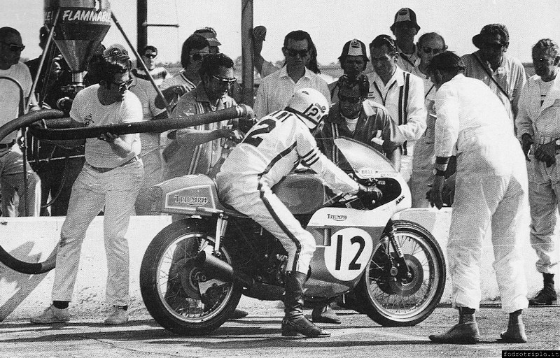 Paul Smart durante il rifornimento alla 200 Miglia di Daytona del 1971