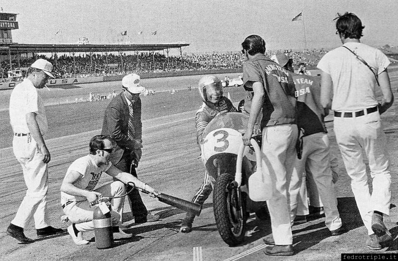 Dave Aldana durante il rifornimento alla 200 Miglia di Daytona del 1971. (foto Motociclismo d'Epoca)
