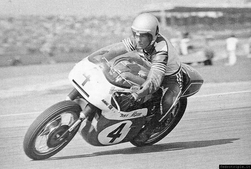 Il vincitore Dick Mann in sella alla BSA Rocket 3