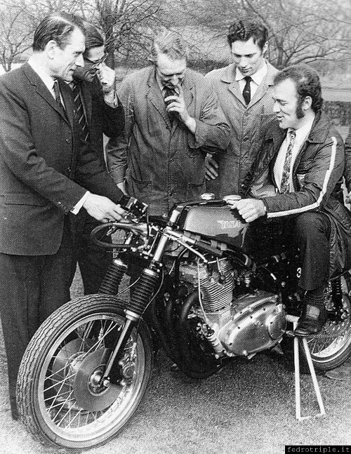 Febbraio 1971 - Attorniato da Hele e da alcuni tecnici del reparto corse, il pilota Paul Smart
