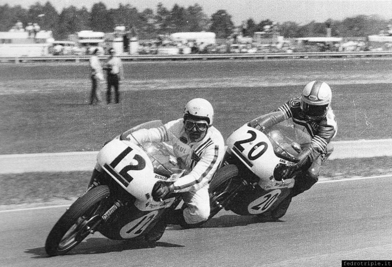 Duello tra le sorelle BSA e Triumph progettate da Hele: il numero 12 Paul Smart con la Trident precede Mike Hailwood in sella alla Rocket 3