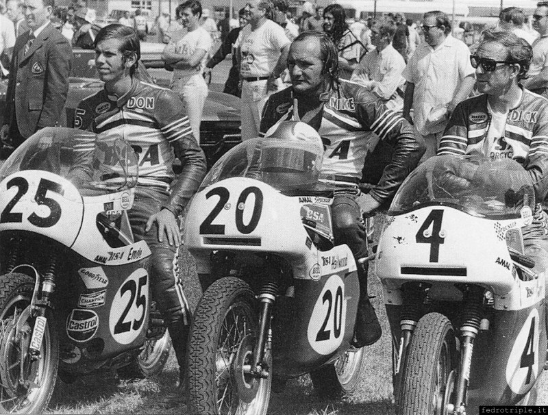 Foto ricordo poco prima della partenza della gara (da sx a dx): Dom Emde, Mike Hailwood e Dick Mann (il vincitore) in sella alle Rocket 3.