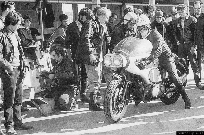 1970 - Bol d'Or - Rifornimento e cambio pilota alle prime ore del mattino (Tom DIckie in sella e Paul Smart in piedi)