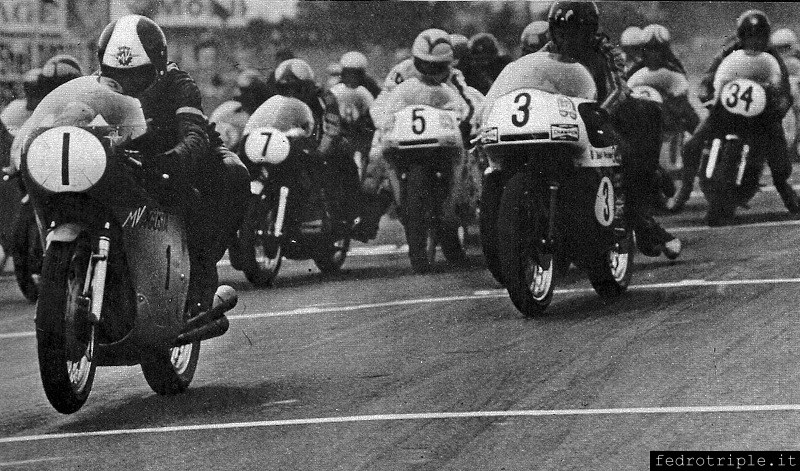 1971 - Brand Hatch - Giacomo Agostini #1 scatta bene alla partenza, segue il vincitore John Cooper #3 e Gary Nixon con la Trident #5
