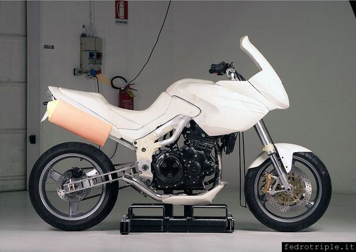 2004 Triumph Tiger 1050 Modello in Clay