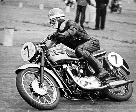 1958  Mike Hailwood in azione alla 200 Miglia di Thruxton