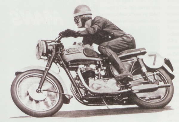 1958  Mike Hailwood in azione alla 200 Miglia di Thruxton