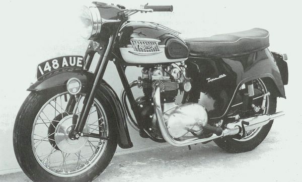 1960  Tiger 100 con il nuovo parafango posteriore "Bathtub"